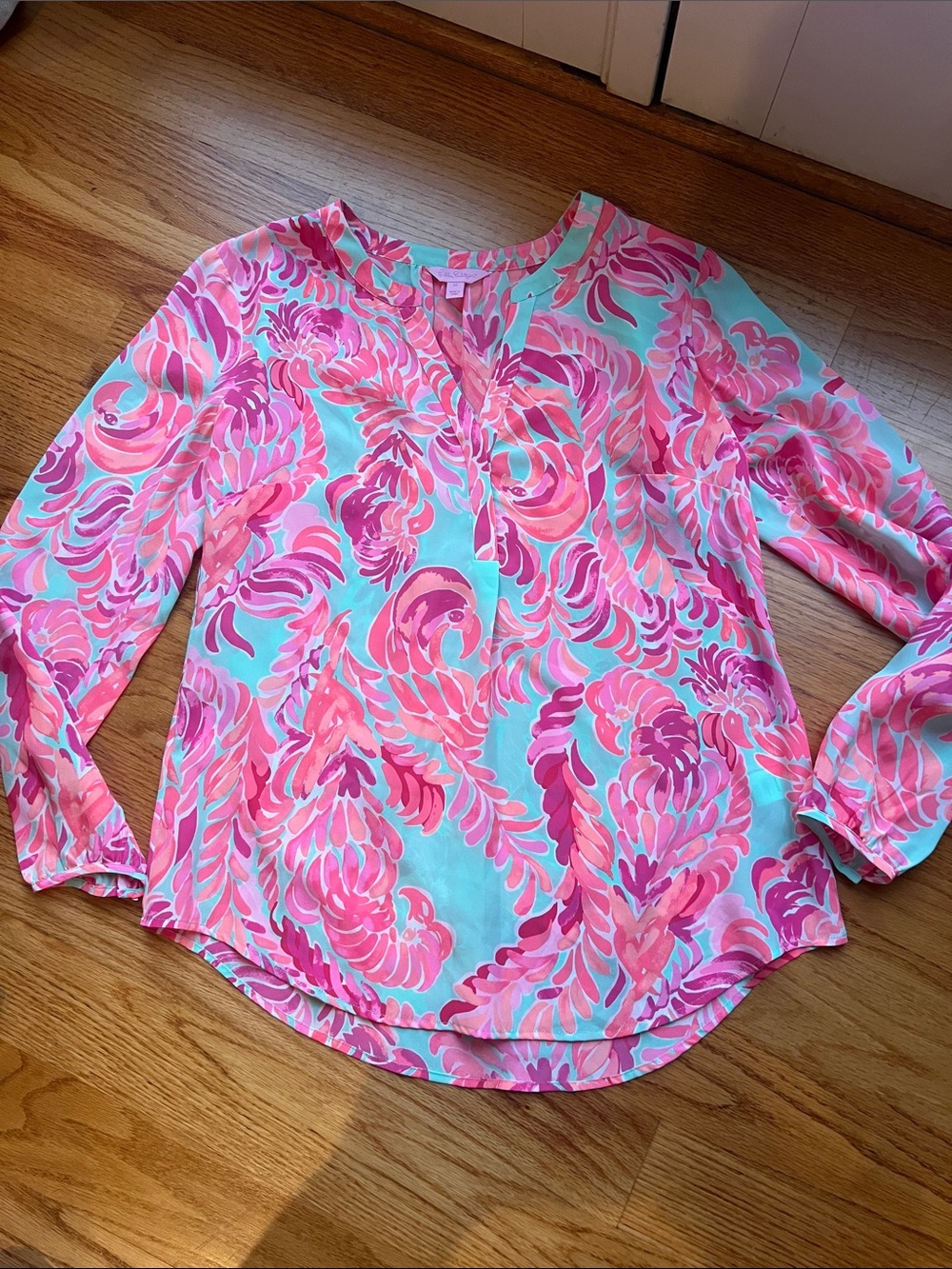 Lilly Pulitzer Aqua Floral V-Neck Buttoned Feather bird parrot blouse silky med